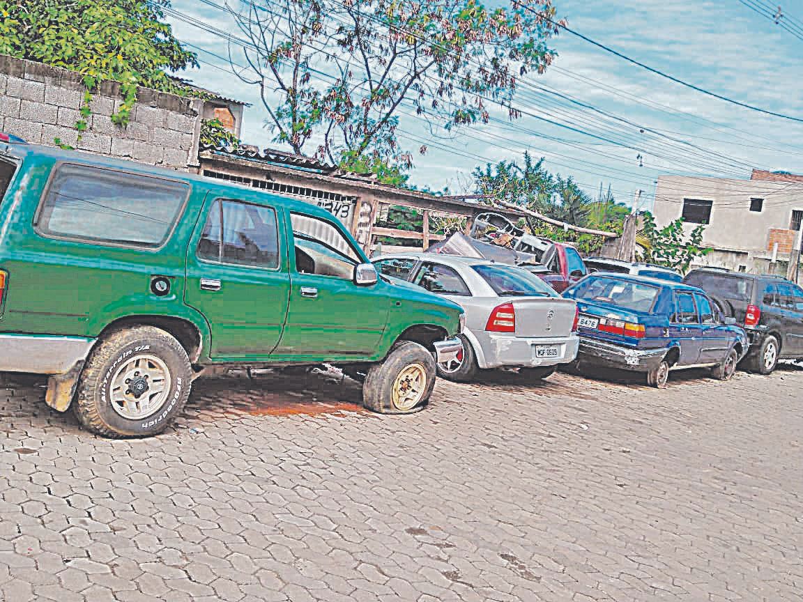 Carros em Rio Marinho (Foto: Maria das Graças Ramos)