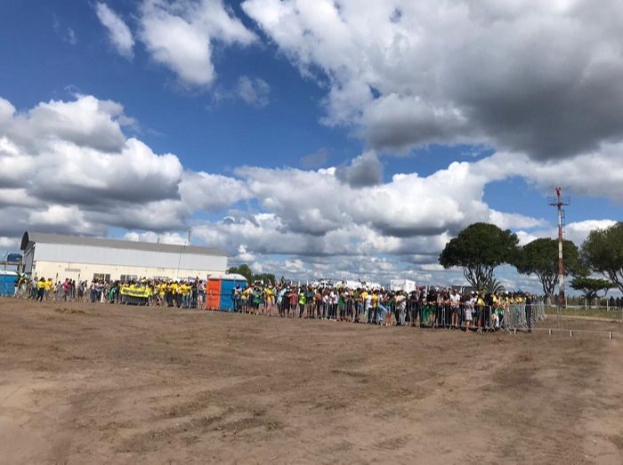 Apoiadores aguardando por Bolsonaro (Foto: Vanessa Calmon/ TV Tribuna )