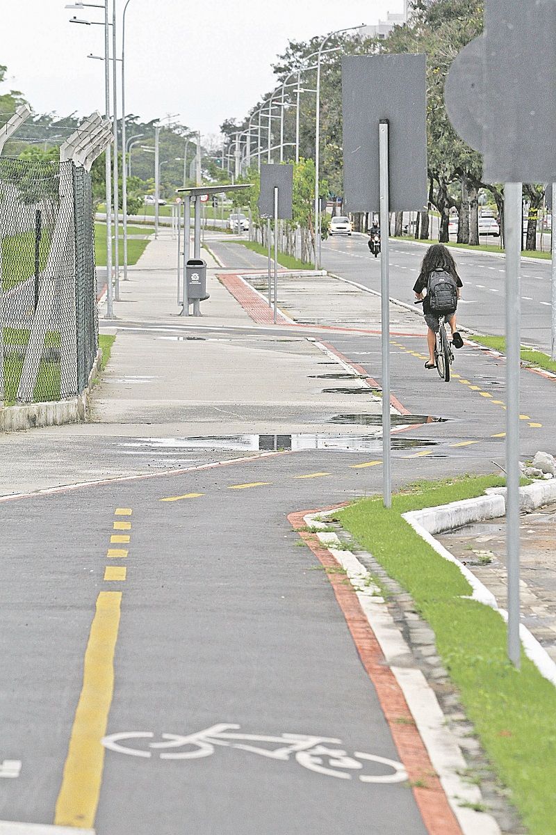 Ciclovia da avenida Adalberto Simão Nader, onde assaltos são frequentes (Foto: Leone Iglesias/AT)