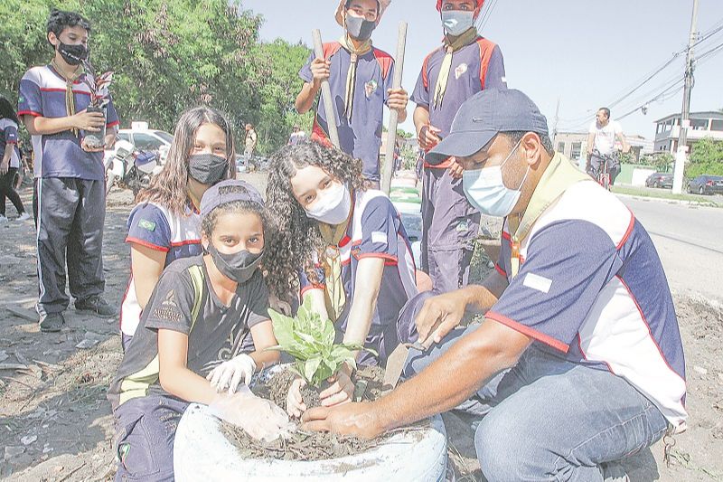 Membros do grupo Desbravadores estão empenhados no plantio de árvores e limpeza (Foto: Kadidja Fernandes/ AT)