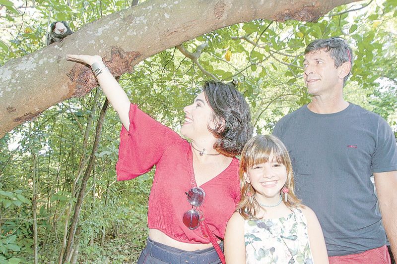 A empresária Viviani Ignez Fassarella, 43 anos, o marido, Roger Fassarella, 48 anos, e a filha, Maria Eduarda, 10, foram um dos primeiros a entrar no Parque da Manteigueira, em Vila Velha, após sua reabertura (Foto: Dayana Souza/ AT)