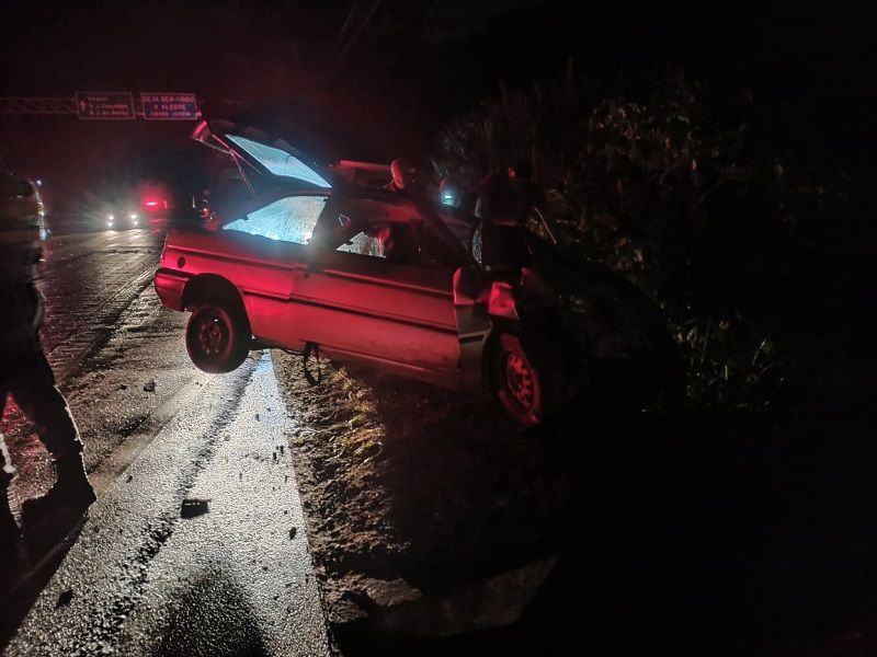 Colisão entre três veículos mata motorista no Caparaó (Foto: Divulgação)
