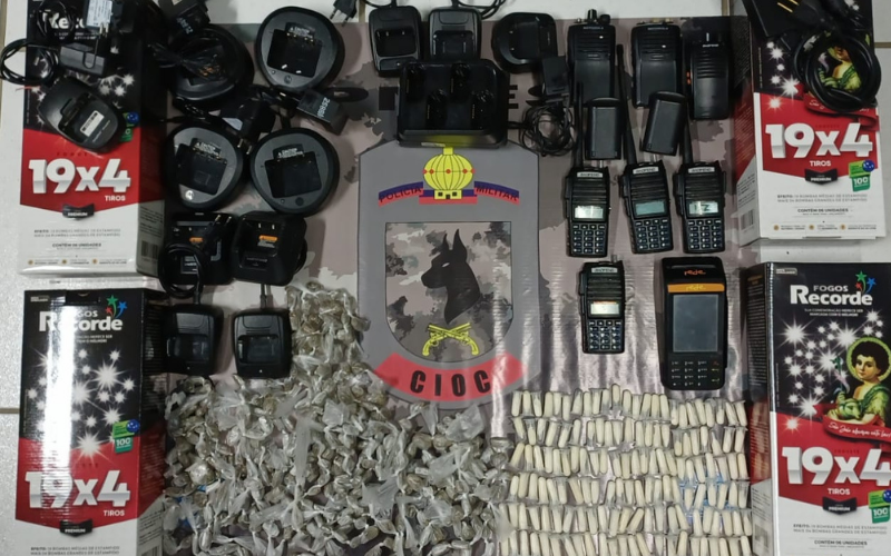 Com ajuda de cães, PM apreende drogas e rádio comunicadores em Vitória (Foto: Polícia Militar)