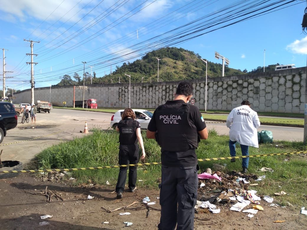Corpo encontrado às margens da BR-262 (Foto: Fábio Nunes/ AT/ 14/06/2021)