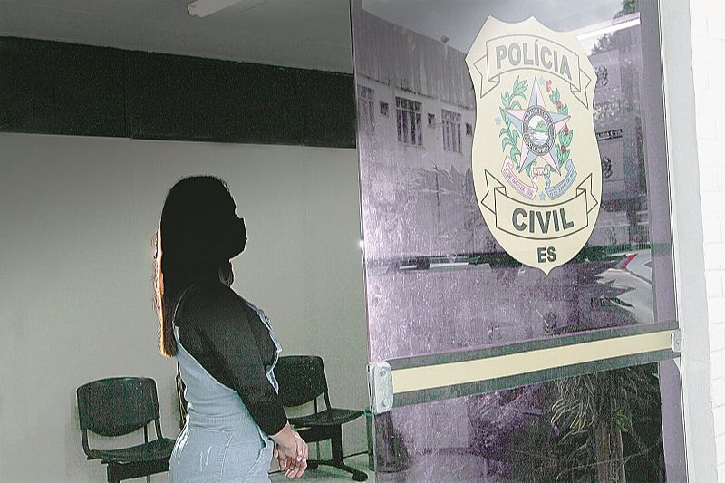 Auxiliar de serviços gerais afirmou que o pai dela, um idoso de 80 anos, tem sido vítima de maus-tratos por parte da atual mulher, de 50 anos. (Foto: Beto Morais/AT)