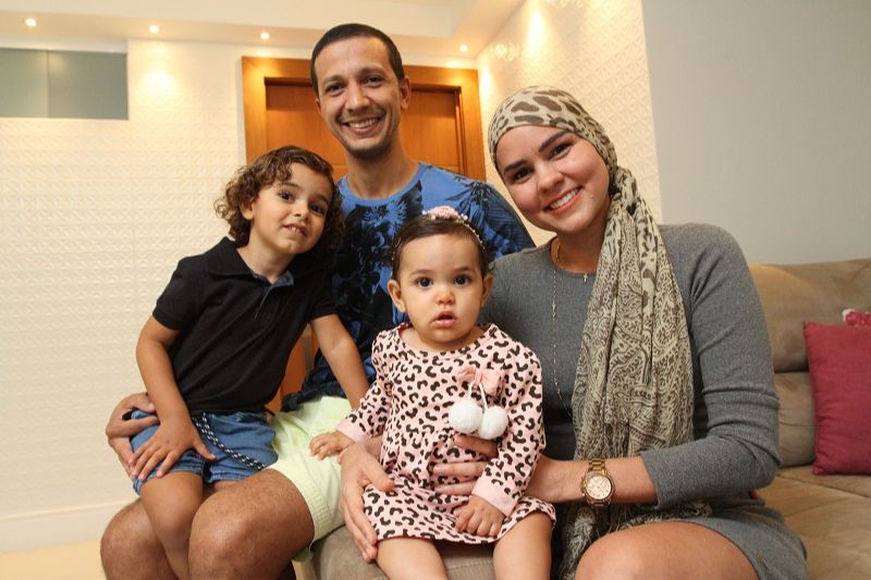 Casal Rafael e Cinthia, com os filhos João Pedro e Elisa: família motiva engenheira a fazer campanha pela vida (Foto: Beto Morais/at)