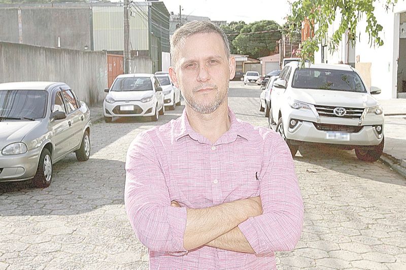 Welber Gurtler está esperando há 90 dias por sua picape Fiat Strada. Por enquanto, está com seu carro antigo (Foto: Leone Iglesias/AT)