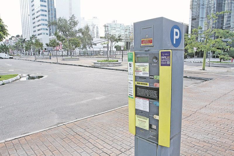 Equipamento do estacionamento rotativo que emite cupom, em frente ao Tribunal de Justiça, na Enseada do Suá. (Foto: Leone Iglesias/AT)