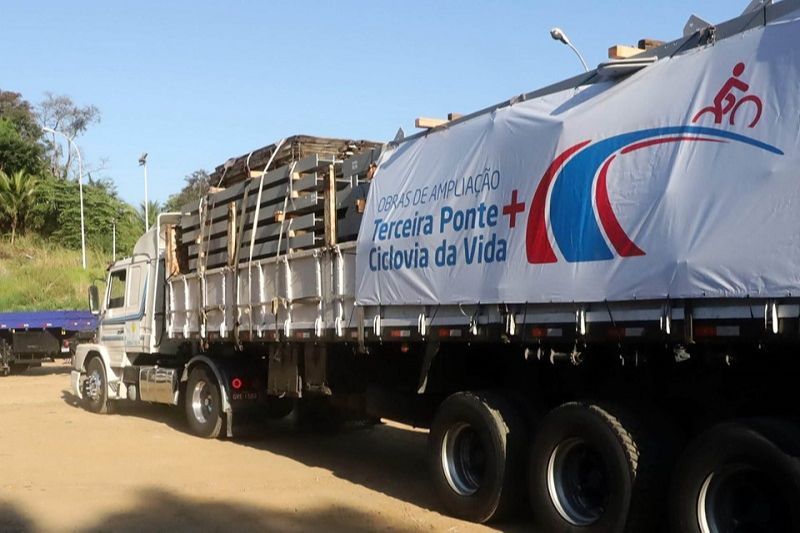 A estrutura metálica, que pesa quase três mil toneladas, está sendo transportada do Estado de São Paulo em carretas até a ponte, onde será montada (Foto: Hélio Filho/ Secom)
