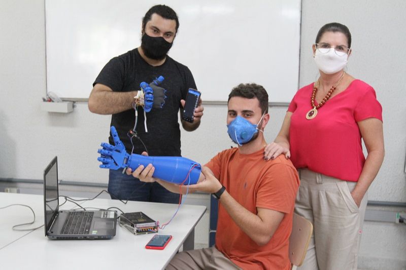 Alunos Bernardino e Valério e a professora Zirlene mostram equipamento (Foto: Leone Iglesias/ AT)
