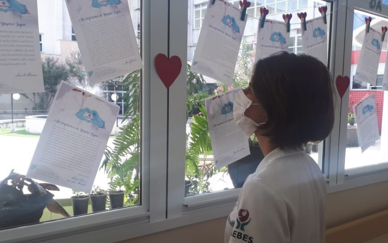 Estudantes escrevem cartas as profissionais de saúde que atuam contra a Covid (Foto: SESA)