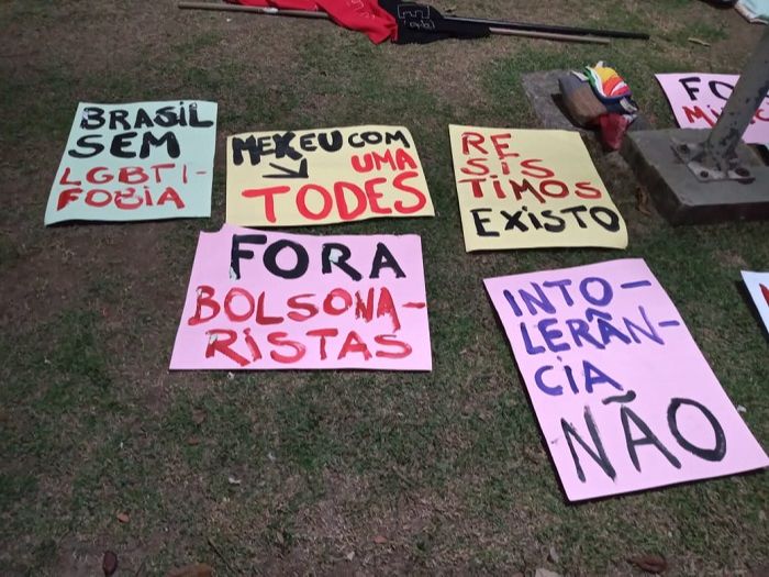 Cartazes feitos por estudantes (Foto: Divulgação )