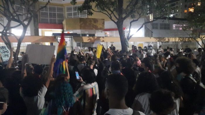 Estudantes se reuniram na porta da escola (Foto: Leone Iglesias/AT)