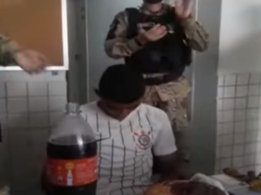 Policiais cantam parabéns para suspeito de furto preso no dia em que completou 18 anos. (Foto: Reprodução/Youtube)