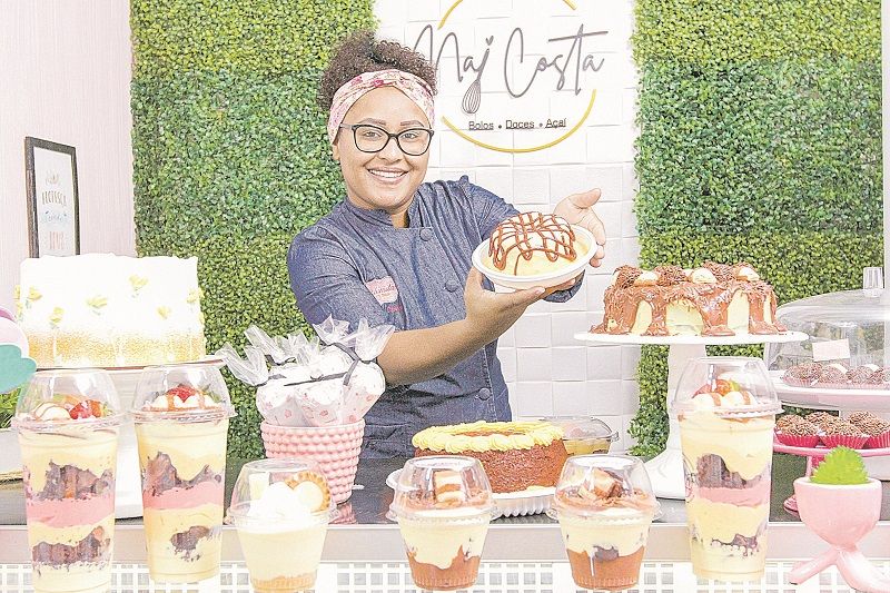 A confeiteira Naiara Costa, de 33 anos, tem observado uma mudança significativa nos pedidos de doces e bolos (Foto: Beto Morais/ AT)