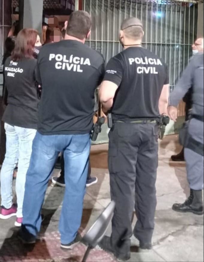 Fiscalização flagrou festa em uma marina em Pontal de Camburi (Foto: Divulgação / PMV)