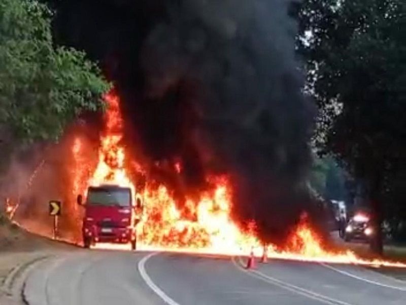 A BR-101 ficou totalmente interditada após um caminhão pegar fogo (Foto: Reprodução)