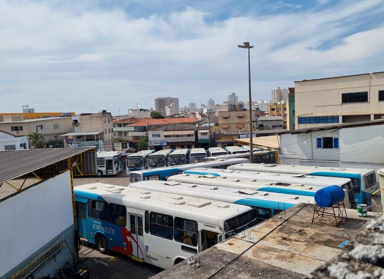 Garagem de ônibus em Guarapari. (Foto: Roberta Bourguignon)