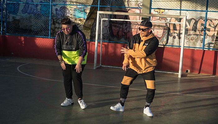 Ao lado de MC Rogerinho, o capixaba gravou o clipe de “Fogo no Parquinho” em Jesus de Nazareth, Vitória (Foto: Divulgação/Filipe Leal)