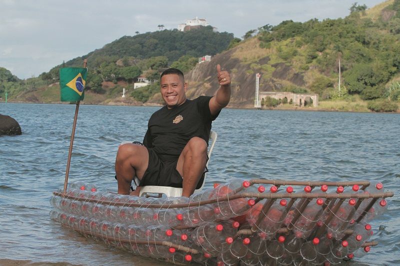 Gustavo Azevedo e o seu barco de garrafas pet (Foto: Fábio Nunes/AT)