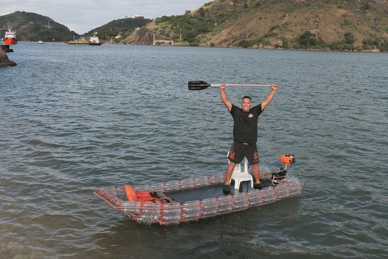 Gustavo Azevedo se diverte com o seu barco, feito com cerca de 500 garrafas pet: “Tem de ter uma adrenalina, né!?” (Foto: Fábio Nunes/AT)