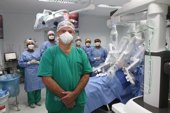O cirurgião Gustavo Peixoto com equipe da cirurgia robótica: ele defende a oferta do procedimento pelo SUS (Foto: Dayana Souza - 21/05/2021)