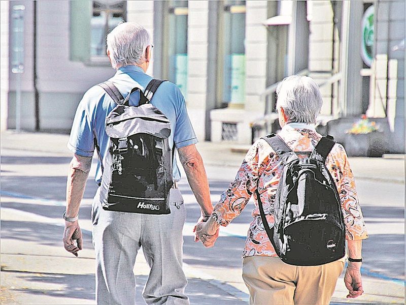 casal de idosos passeia de mãos dadas: dados do IBGE apontam que em 2060 mais de 25% da população do Brasil terão idade acima dos 60 anos (Foto: arquivo/at)