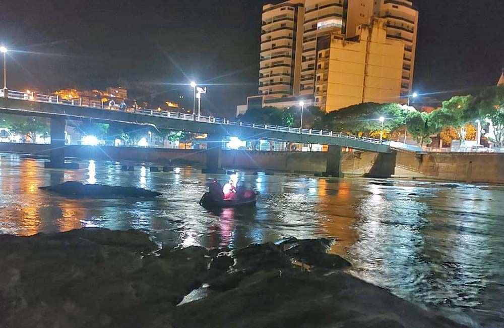 Homem foi resgatado no Rio Itapemirim (Foto: Divulgação/ Corpo de Bombeiros)