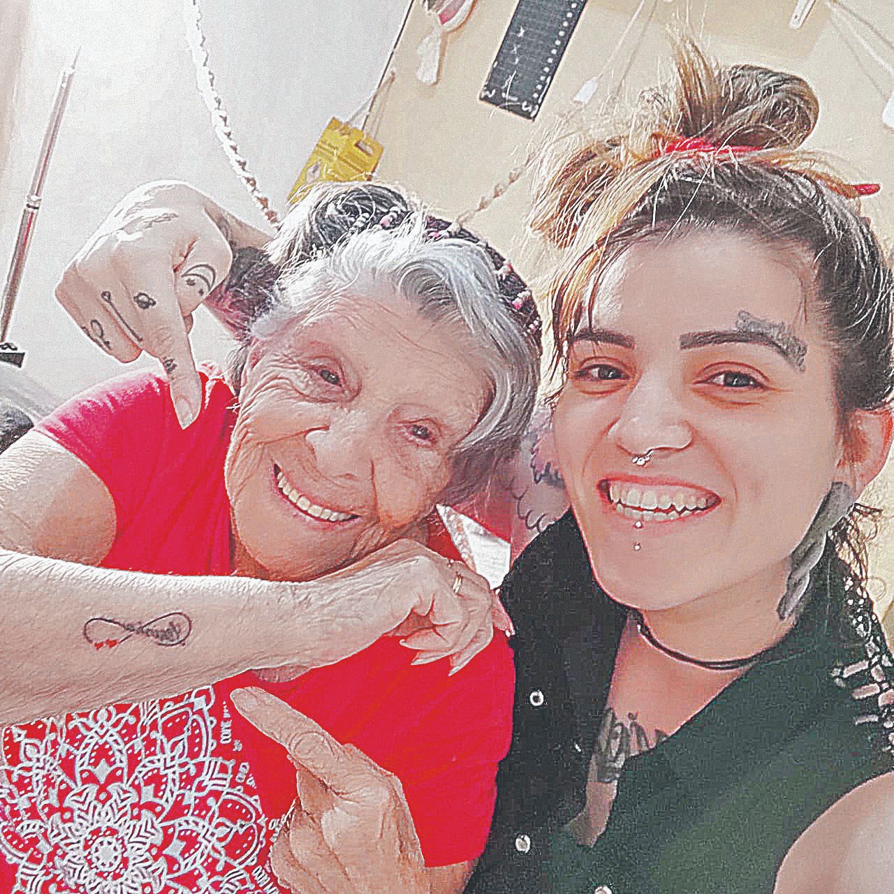 Lenimar, 82 anos, fez sua primeira tatuagem com a neta Iuli para homenagear a filha que morreu de Covid-19 (Foto: Acervo pessoal)