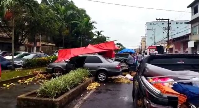 Acidente aconteceu na feira de Maria Ortiz (Foto: Reprodução de vídeo)