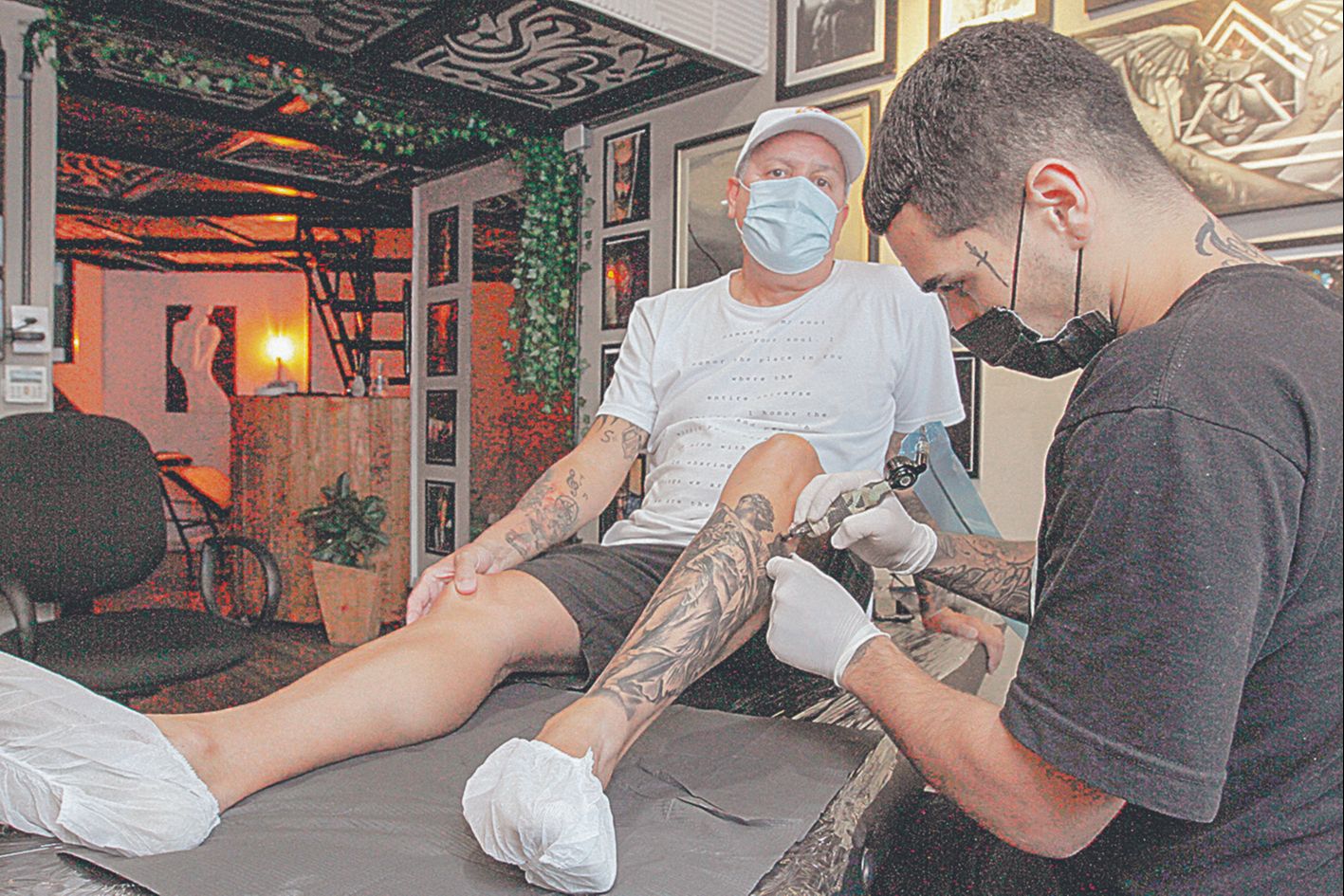 Pedro Brum fez a primeira tatuagem aos 20 anos. Aos 60, já tem mais de 20 desenhos no corpo. (Foto: Fábio Nunes)