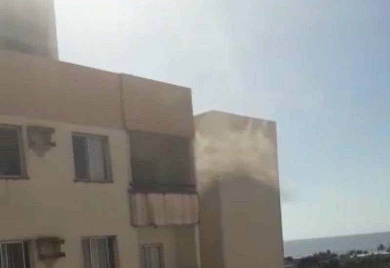 O incêndio começou em um padrão de energia e o acabou atingido apartamentos do 4º andar (Foto: Reprodução)