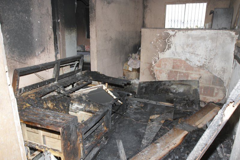 Cômodo do apartamento foi destruído pelo fogo no bairro São Francisco, em Cariacica. (Foto: Fábio Nunes/AT)