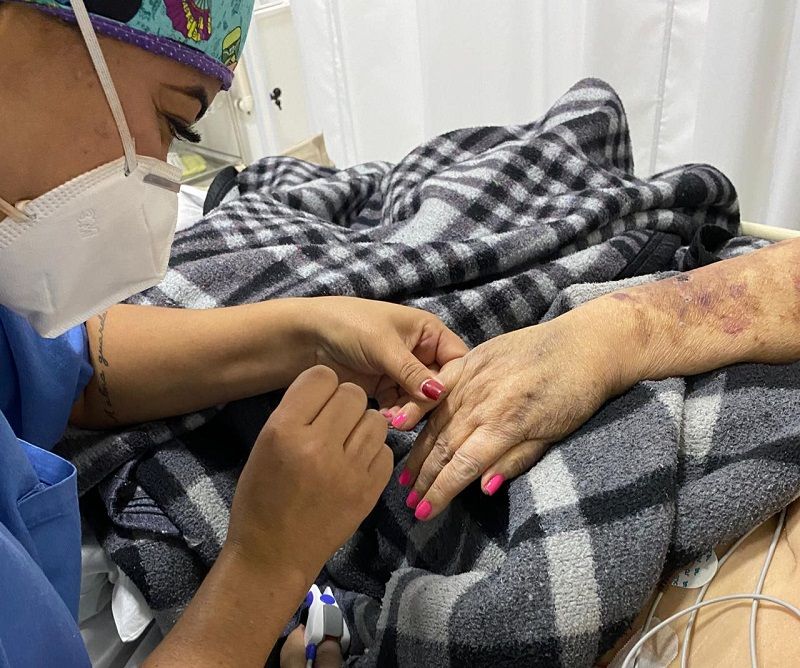 Internada em UTI, idosa ganha dia de beleza de enfermeira (Foto: Divulgação)