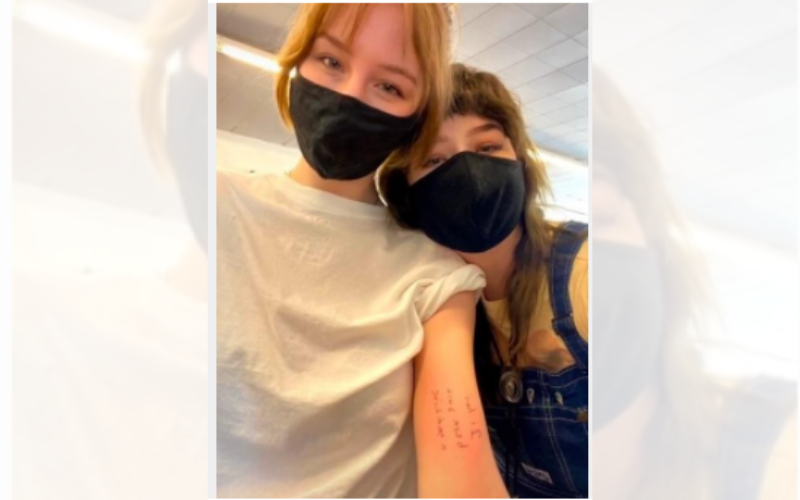 Irmãs tatuam bilhete deixado pelo pai, que morreu de Covid (Foto: Reprodução/TikTok/fairyontheprairie)