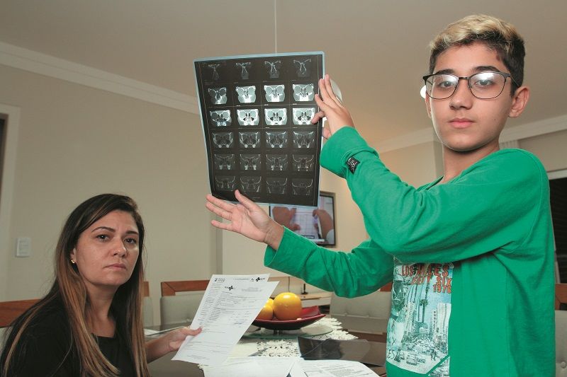 Keyla Vasconcelos com o filho Tiago Vasconcelos Oliveira, de 12 anos: cirurgia por causa de um abscesso de septo nasal (Foto: Beto Morais/AT)