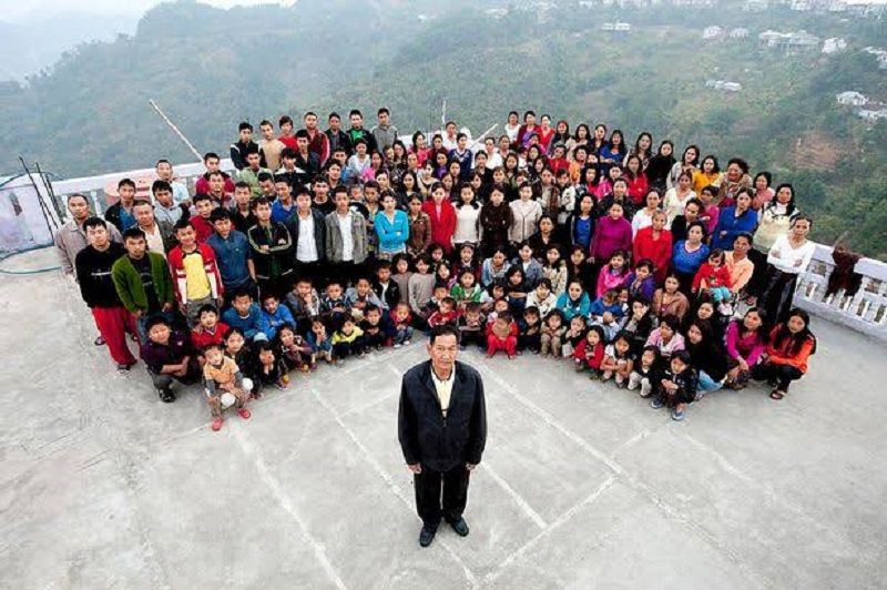 Ziona Chana com os 167 membros da família (Foto: Divulgação/ Twitter)