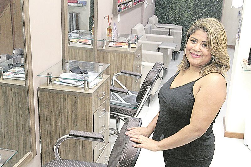 Empresária Gleiciene Alves de Sales anunciou a contratação de duas manicures, um maquiador e uma esteticista. (Foto: Leone Iglesias/AT)