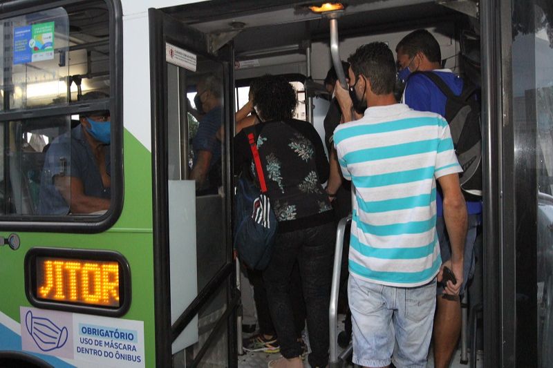 Flagrante de lotação em ônibus do Transcol na Grande Vitória (Foto: Leone Iglesias/AT)