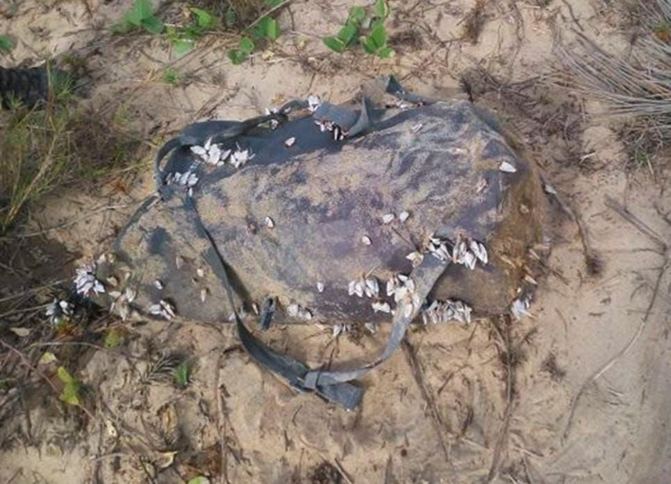 Mochila encontrada na praia (Foto: Divulgação/ PMES)
