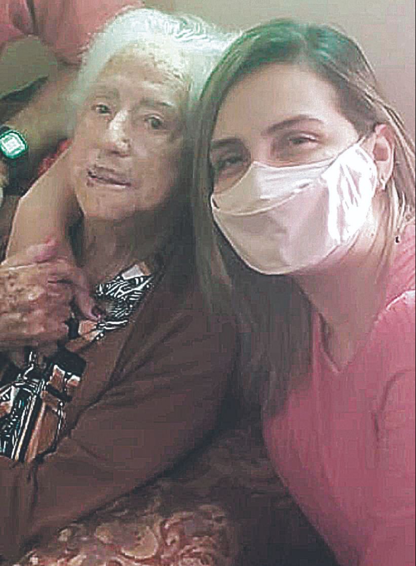 A aposentada Maria Gomes Mariotini e a neta, a advogada e empresária Renata Valbon (Foto: Acervo de família)