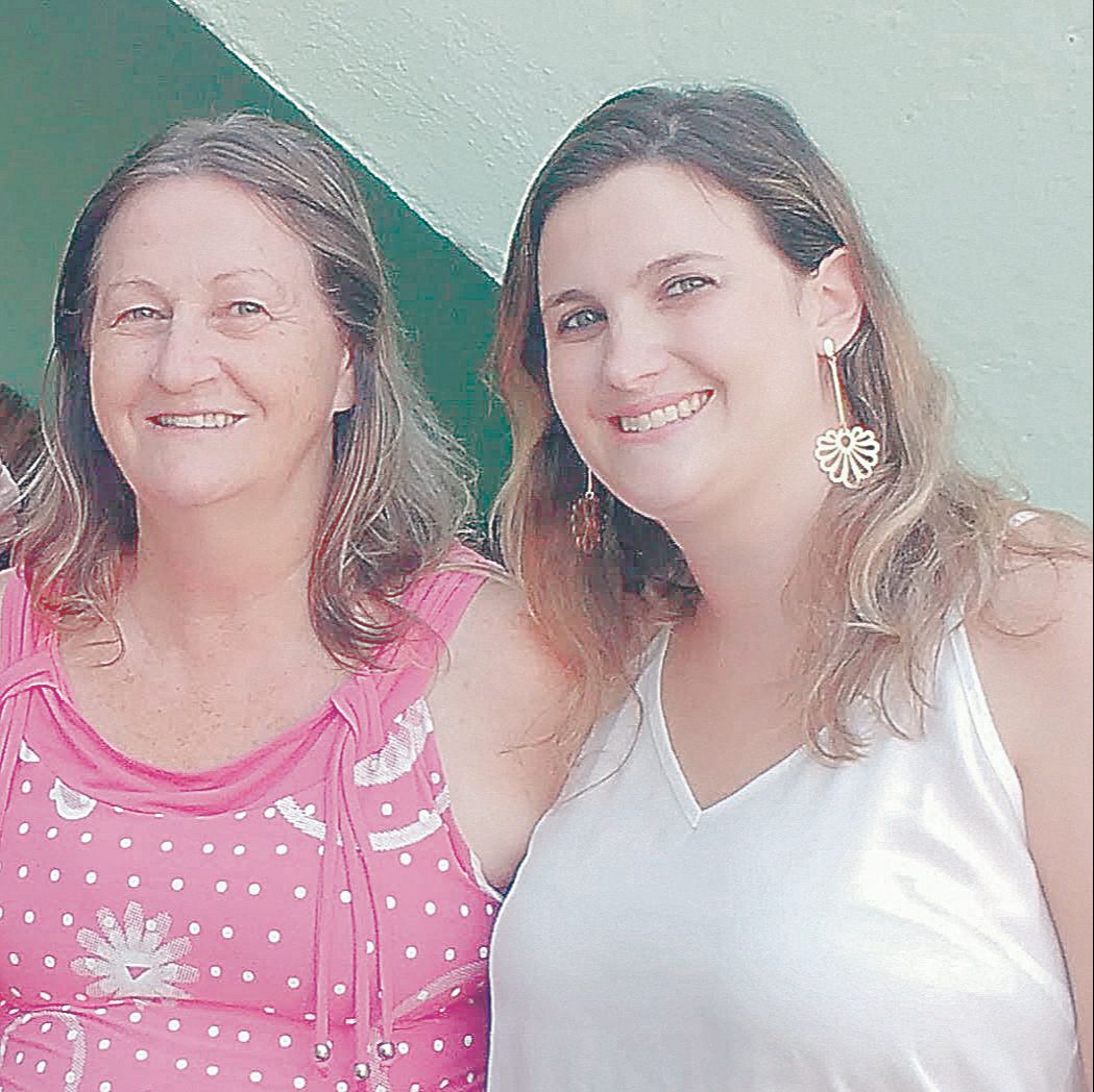 Kamila Magnago Schiffler e a mãe, a aposentada Maria Helena Magnago Schiffler (Foto: Acervo de família)