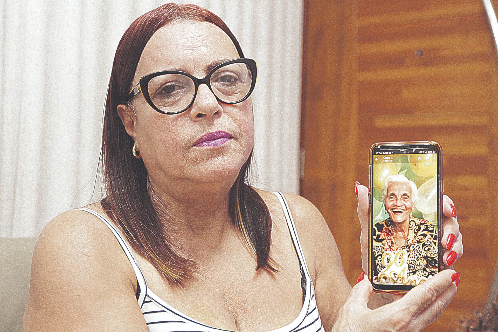 A dona de casa Valdenir Maria Nascimento mostra a foto da mãe, Maria da Vitória, que morreu em dezembro (Foto: Kadidja Fernandes/ AT)