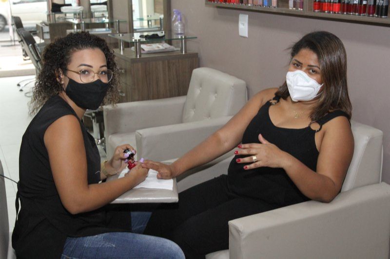 Gleice e Keyla disseram que o acabamento faz a diferença: “Demora até 1h30 para fazer pé e mão”, diz Gleice. (Foto: Leone Iglesias/AT)