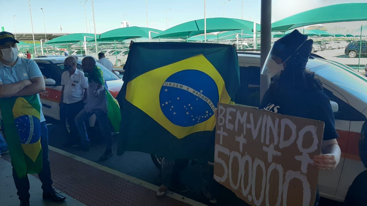 Manifestante no Aeroporto de Vitória (Foto: Amanda Drumond)