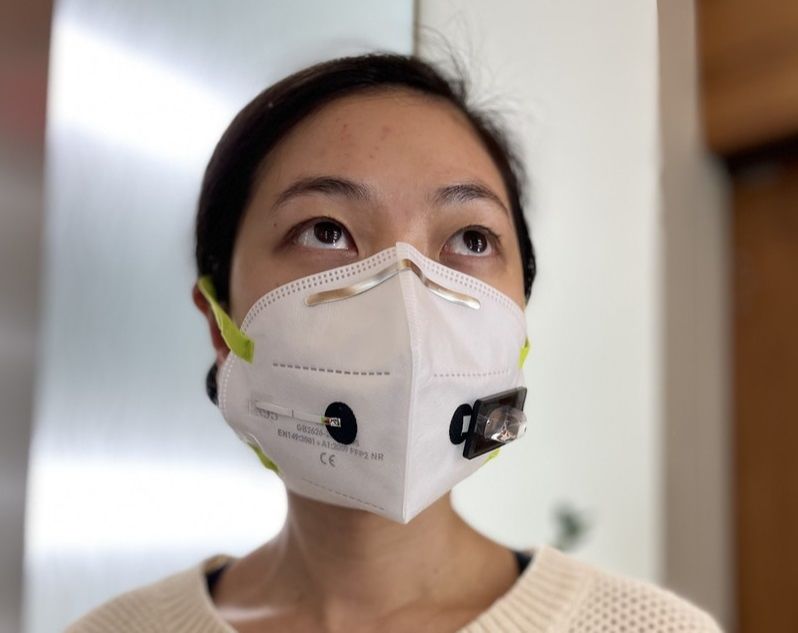 Máscara facial pode indicar se seu usuário está contaminado com o Sars-Cov-2. (Foto: Divulgação/ Wyss Institute at Harvard University)