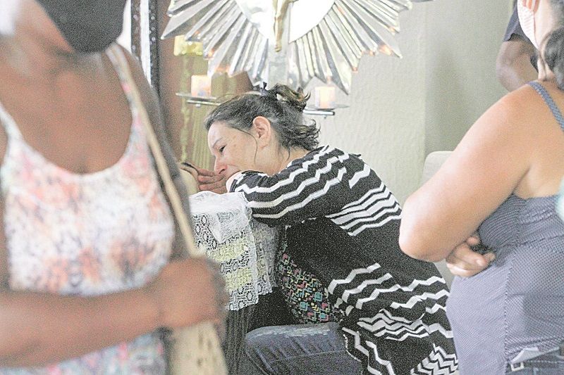 Odete Santos, mãe de Lucas Daniel (destaque), chora ao lado do caixão do filho durante o velório, em Vila Velha (Foto: Fábio Nunes/ AT)