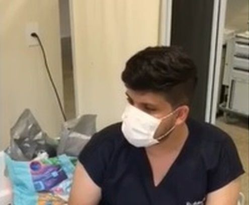 O médico Matheus Rocha, 24 anos, cantou para a paciente idosa (Foto: Acervo pessoal)