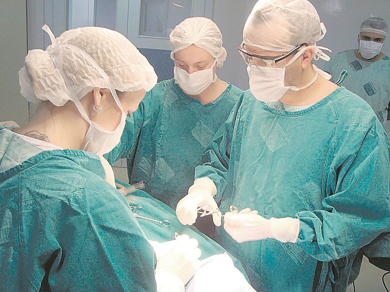 Médicos Cirurgiões durante procedimento de lipoaspiração em uma unidade hospitalar: cirurgia costuma demorar de três a seis horas (Foto: Arquivo/AT)