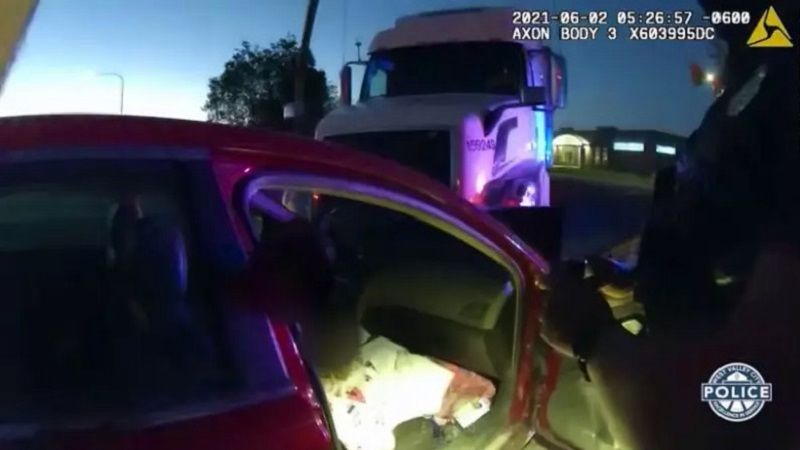 Câmeras de segurança dos policiais registraram o momento em que a ocorrência foi atendida (Foto: Reprodução/ Polícia de West Valley City)